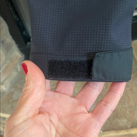 Black and silver ski jacket with detachable fur hat and zippered pockets. Large - Picture 6 of 16